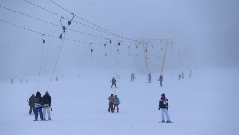 Uludağ’da sis ve tipi kayakçıları durduramadı
