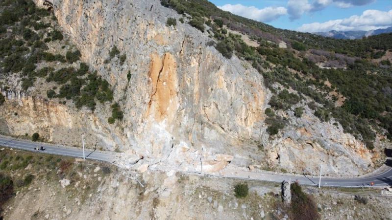 Antalya-Mersin kara yolu yamaçtan kopan kayalar nedeniyle ulaşıma kapandı