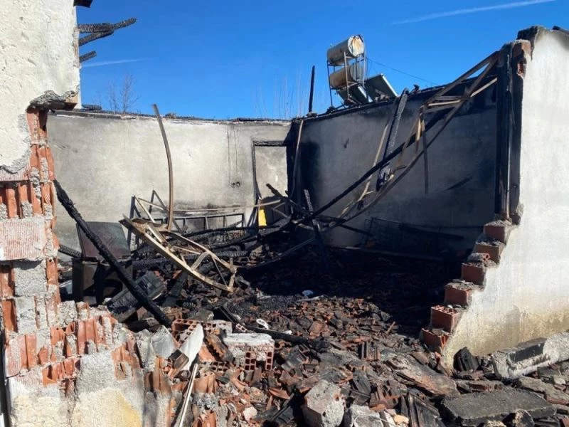 Antalya’da kahreden yangında kepçeyle yıkılan duvar detayı
