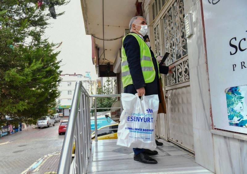 Üreticinin elinde kalan patatesler alınarak ihtiyaç sahiplerine dağıtılıyor
