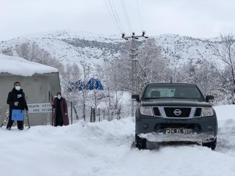 Vefakar sağlıkçılar aşı için karlı yolları aştılar
