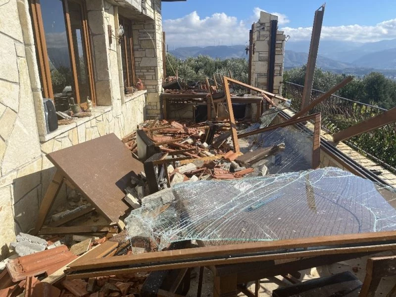 Hortum restoranın çatısını yerle bir etti
