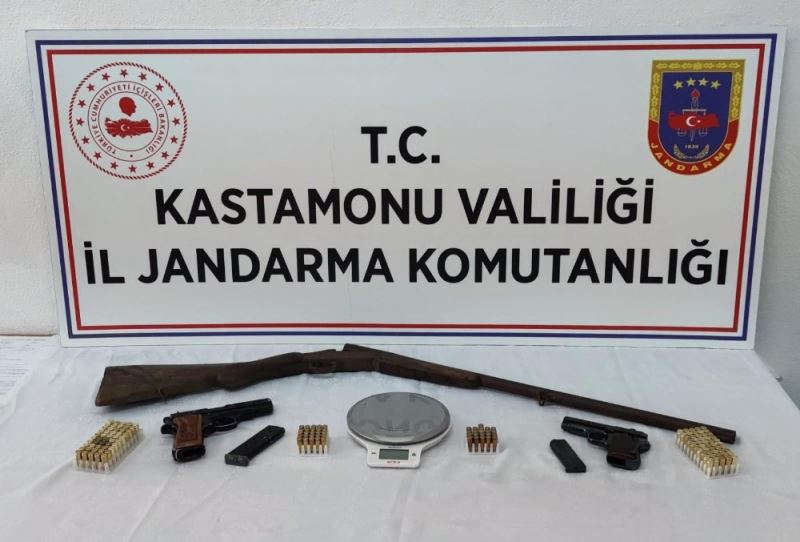 Ruhsatsız silahlarla yakalanan 2 kişi gözaltına alındı
