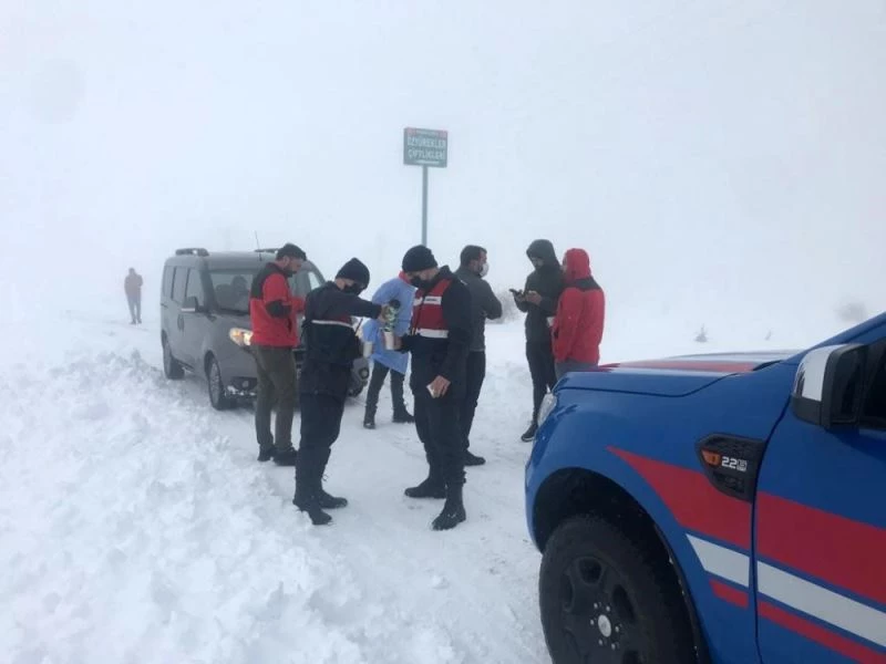 Karda mahsur kalan filyasyon ekibinin imdadına jandarma yetişti
