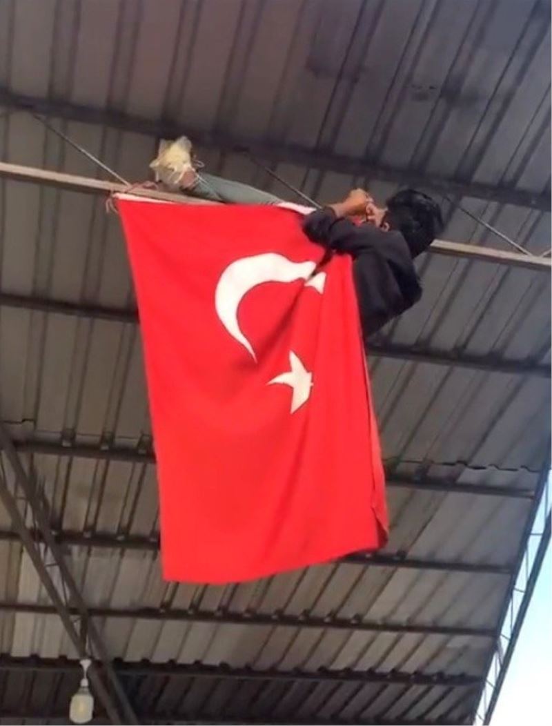 Üniversite öğrencisi ipi kopan Türk bayrağını canı pahasına düzeltti
