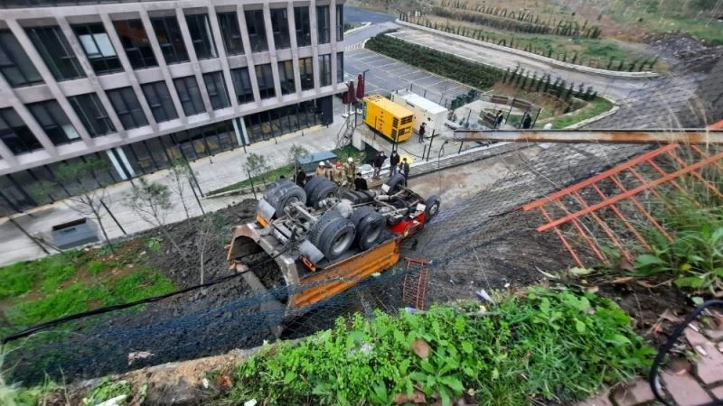 Yük kamyonu gözünün önünde yuvarlandı: “Çocuğuma sarılıp kaçtım”
