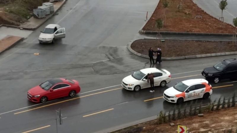 Başakşehir’de bir kadını zorla araca bindirmek isteyen şahsa vatandaşlar engel oldu
