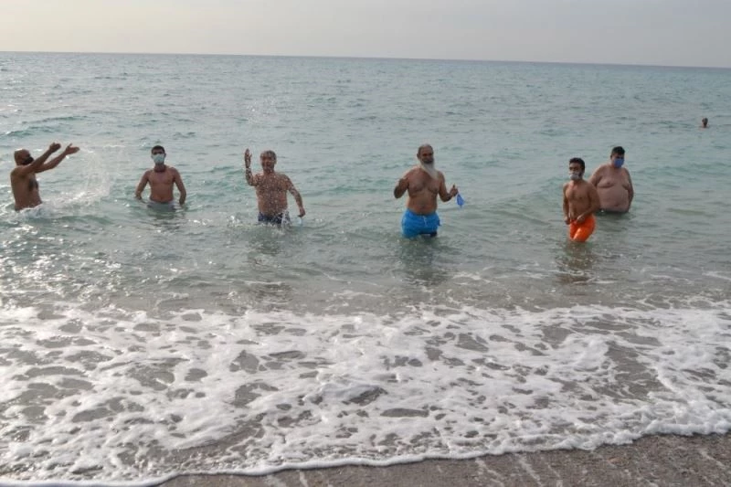 Mersin’de doğasever grup, kış ortasında denize girme etkinliği düzenledi

