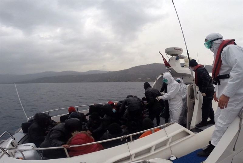 Türk karasularına bırakılarak ölüme terk edilen 26 göçmen kurtarıldı
