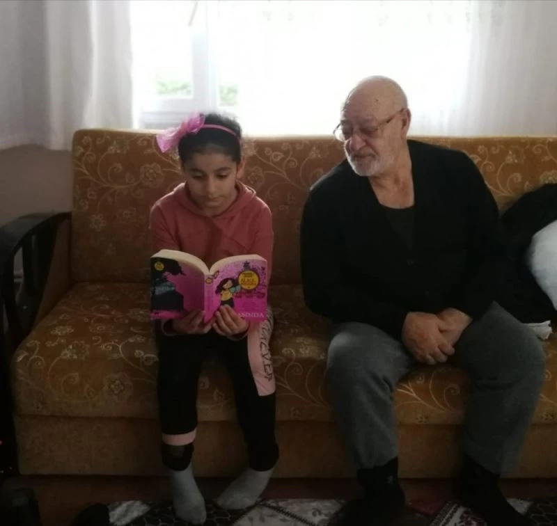 Evlerden çıkamayan öğrenciler zamanlarını kitap okuyarak geçiriyor
