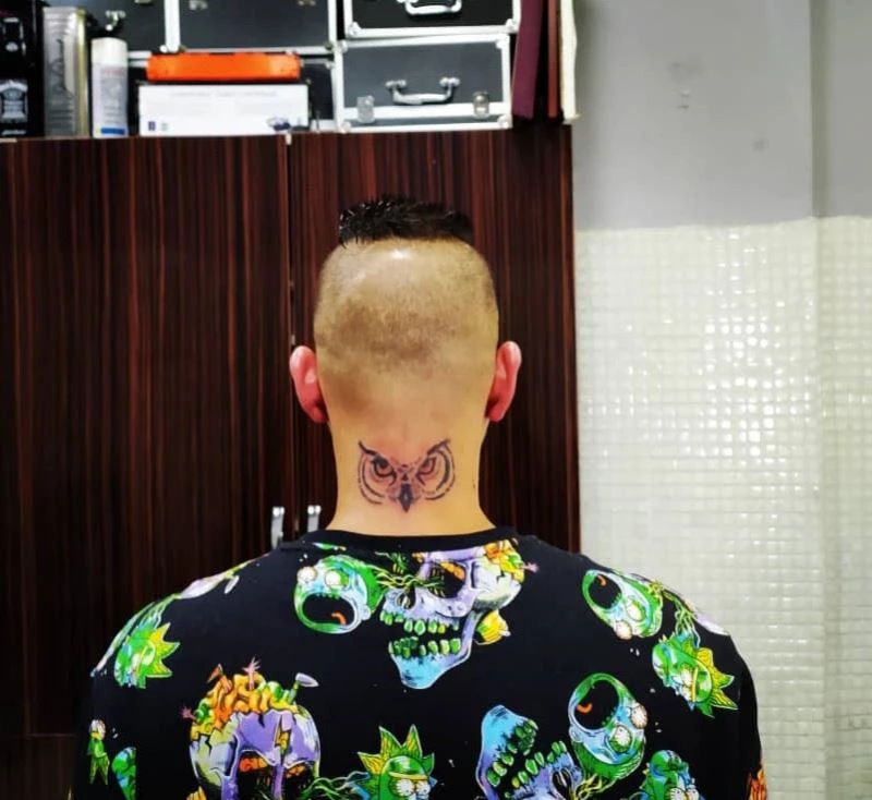 (Özel) Taksim’de dövme yaptırdığı kadının telefonunu çalan hırsız kamerada
