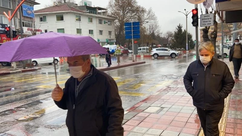Afyonkarahisar yağmurlu bir havaya uyandı
