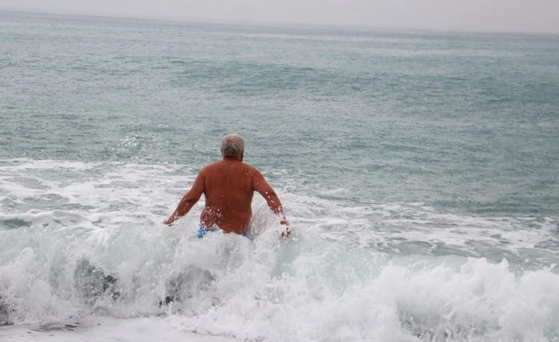 Deniz keyfini turuncu alarm bile bozamadı
