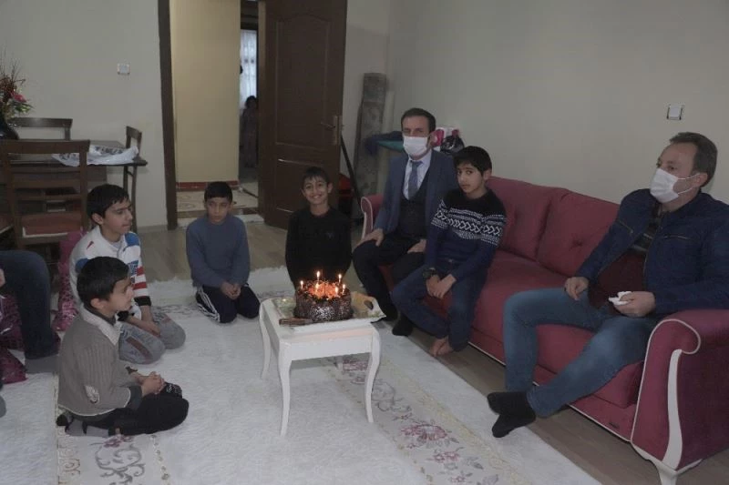 Kardan pastayla doğum günü kutlanan çocuğa valilikten sürpriz
