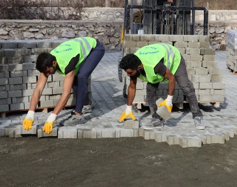 Soğucak’ta yollar kilit parke ile kaplanıyor
