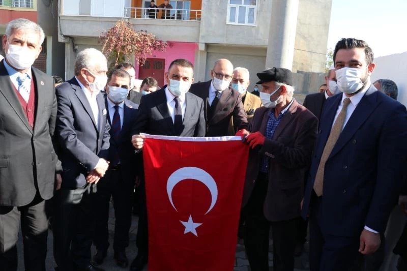 Siirt Valisi Hacıbektaşoğlu, husumetli iki aileyi barıştırdı
