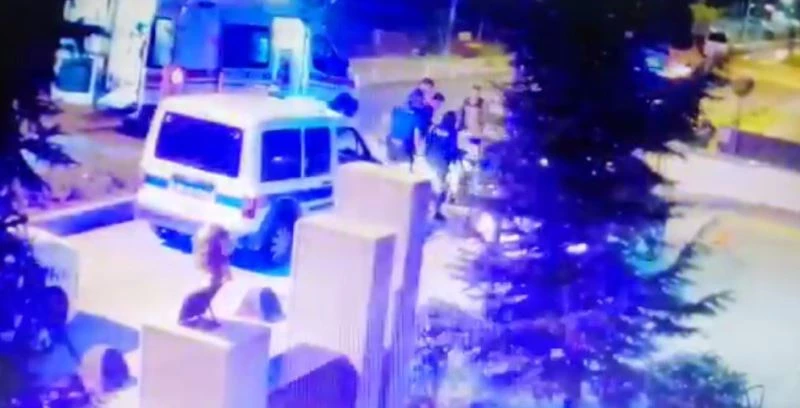 Telsizle polisin başına defalarca vuran saldırganın görüntüleri ortaya çıktı
