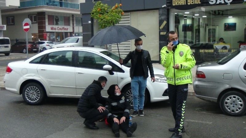 Kayan motosikletten düşüp yaralanan kadına şemsiyeli koruma
