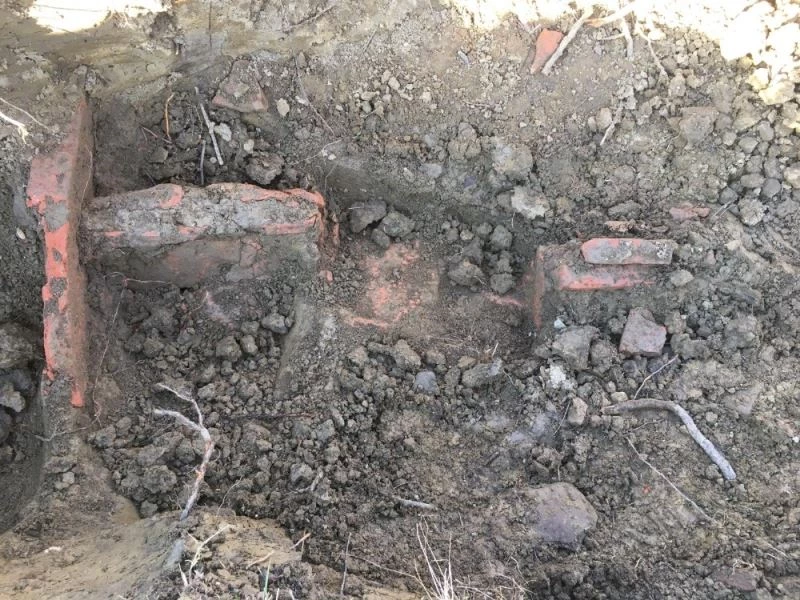 Ağaçlandırma yapılan bahçede kerpiç yapı ve kemiklere rastlandı
