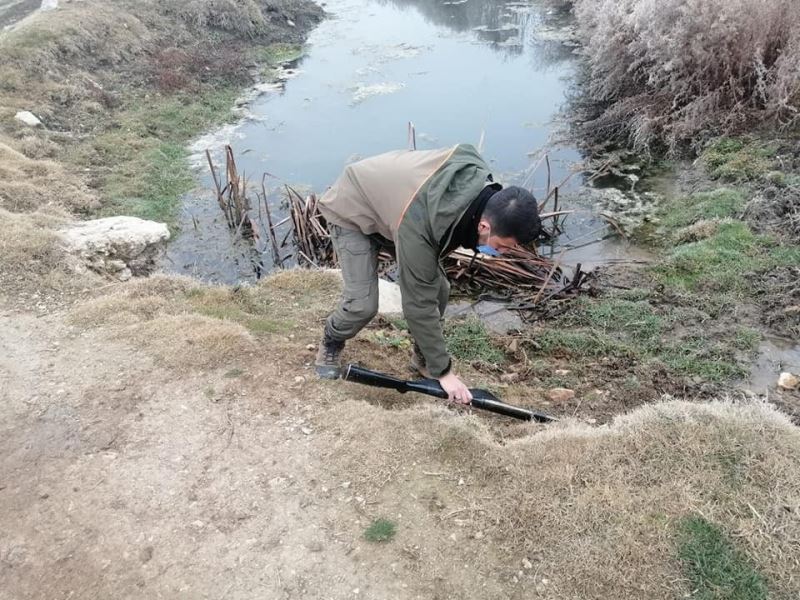 Kaçak avcı ekipleri görünce tüfeğini atıp kaçtı
