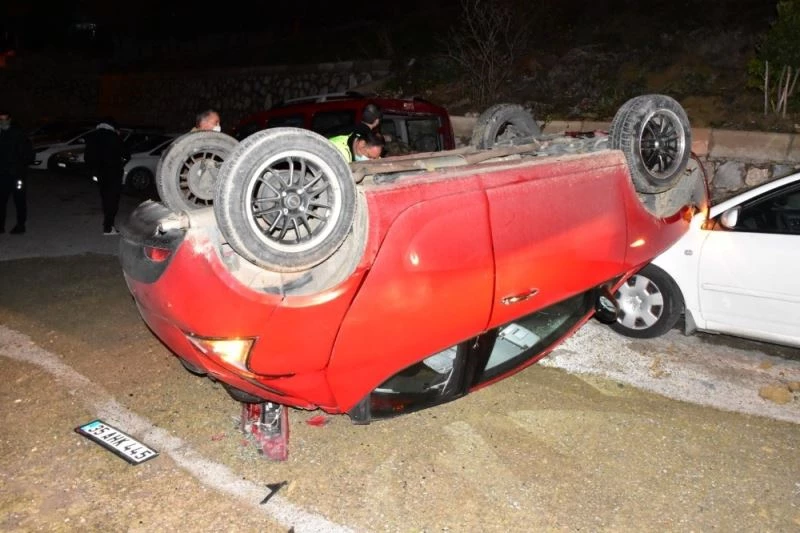 İzmir’de takla atan araç sokaktaki arabaların üzerine uçtu
