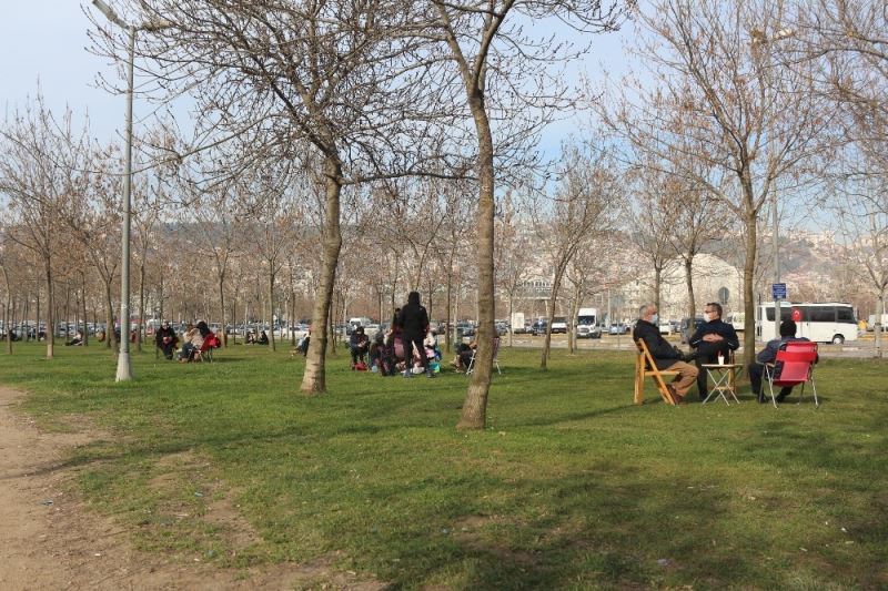 Kar yağışından ümidini kesen vatandaşlar sahilleri ve yeşil alanları doldurdu
