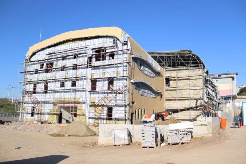 Gebze yüzme havuzunun çatısı kaplanıyor
