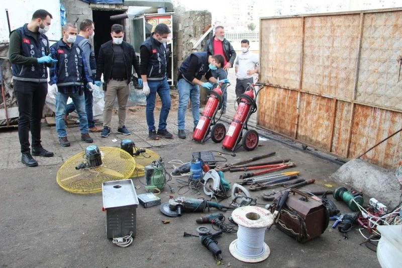 Antalya’da hurdacılara 120 polisle şok baskın
