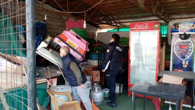 Hırsızlar parktaki oyuncak grubunu talan etti
