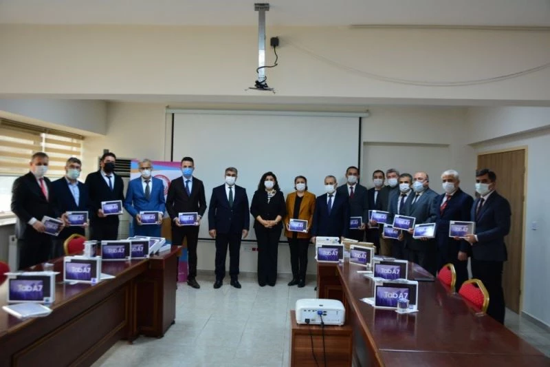 Tabletler öğrencilere dağıtılmak üzere okul müdürlerine teslim edildi
