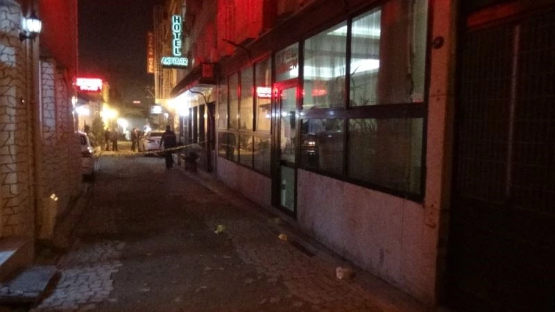 Oteldeki silahlı kavgada yaralanan kişi öldü

