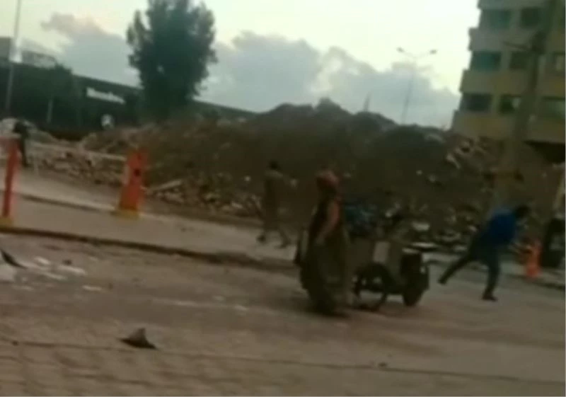 Yıkılan binaların demirlerini toplayan hurdacılar birbirlerine girdi
