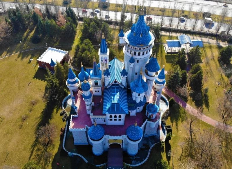 26 kuleli Masal Şatosu kalabalık günlerini mumla arıyor
