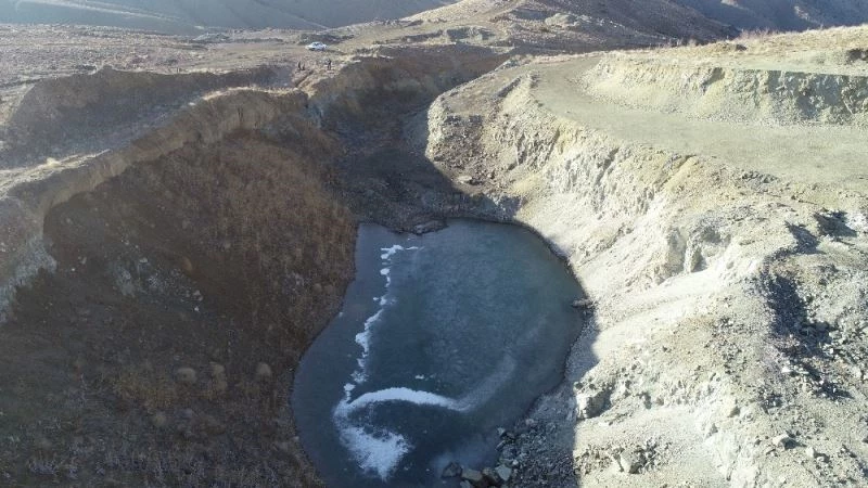 Yazdan kalma günlerin yaşandığı köyde gölet buz tuttu
