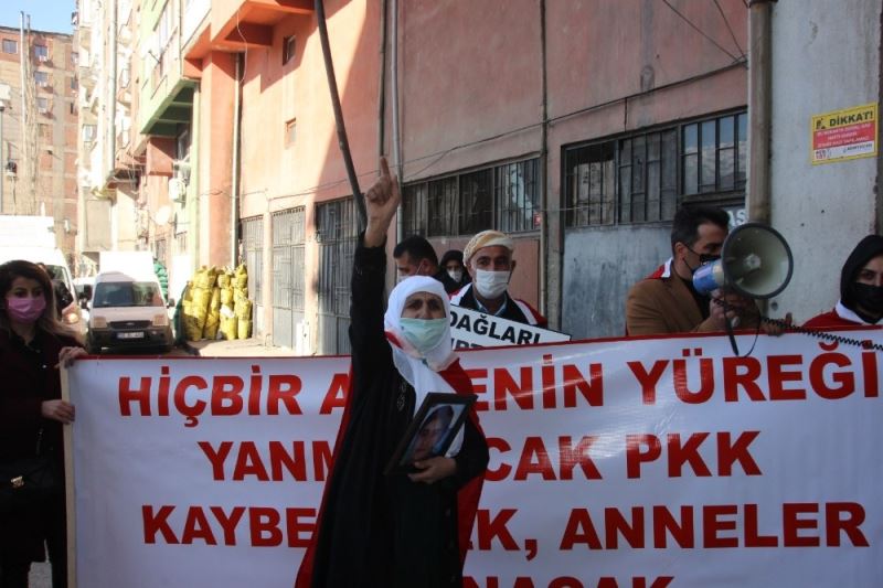 HDP Hakkari il binasında oturma eyleminde kısa süreli gerginlik çıktı
