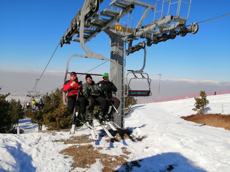 Yaşadıkları ilde kar olmadığı için Erzurum’a kayak yapmaya geldiler
