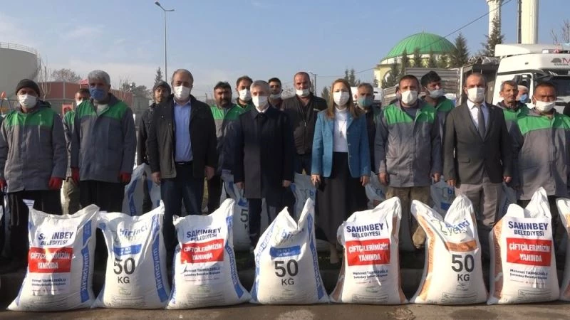 Yem dağıtımında yağmur için dua edildi
