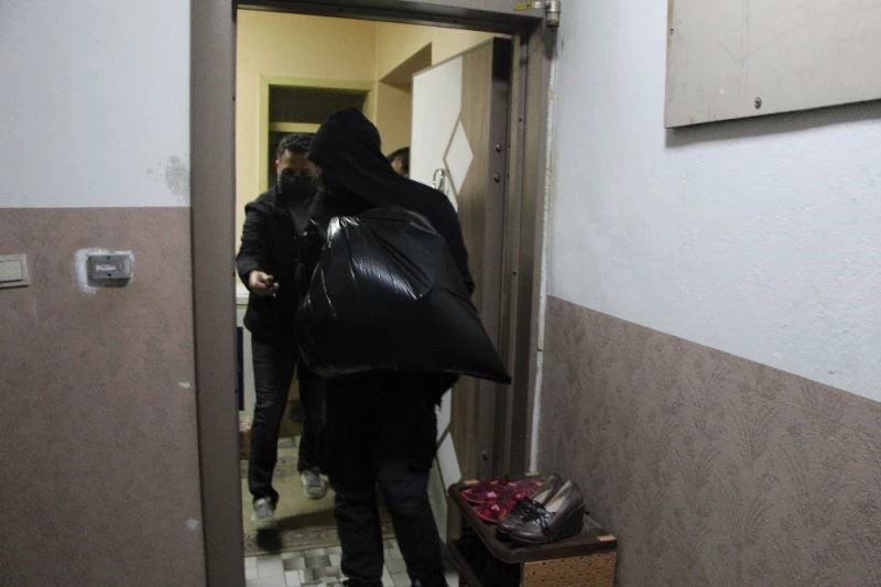 Kapının önüne çocuk ayakkabısı koyup ev süsü verilen yerde kumar oynayanlara baskın
