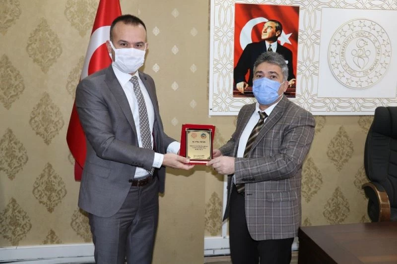 Ağrı Milli Eğitim Müdürü Tekin’den kurum müdürlerine teşekkür plaketi
