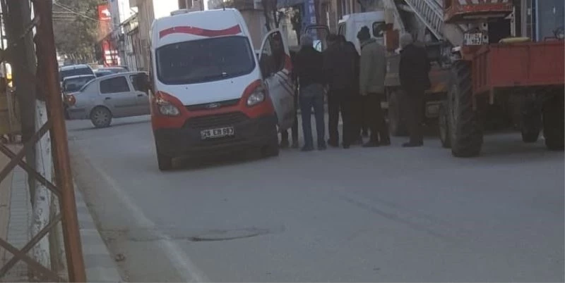 Sıkışan köpeği kurtarmak için üzerindeki aracı havaya kaldırdılar
