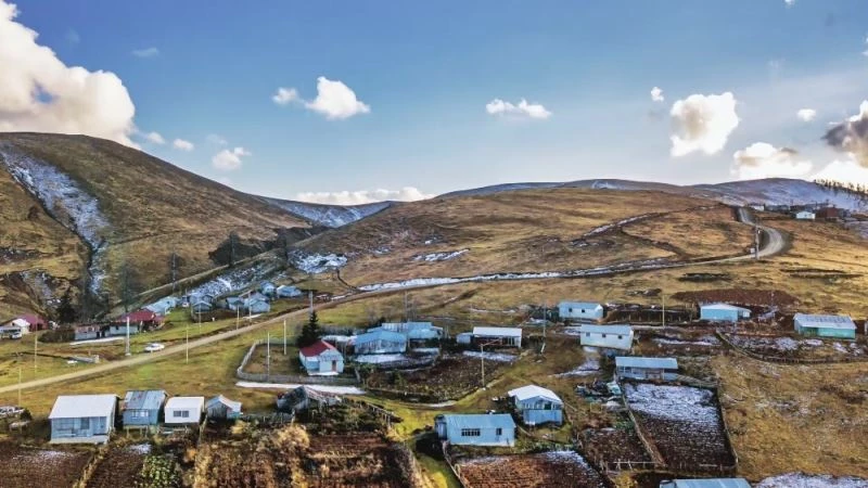 Bin 830 rakımlı yayla adını aldığı kar yağışına hasret kaldı
