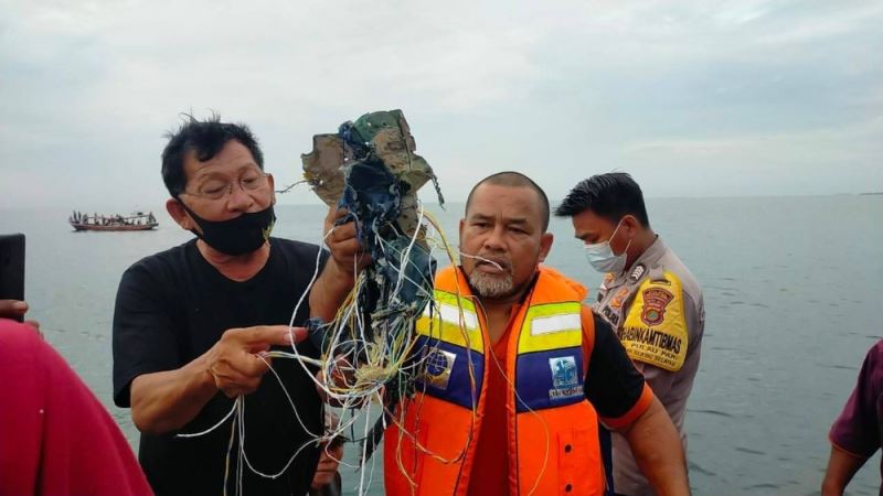 Endonezya’da radardan çıkan yolcu uçağı düştü
