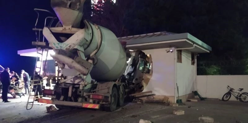 Beton mikseri fabrikanın güvenlik kulübesine çarptı
