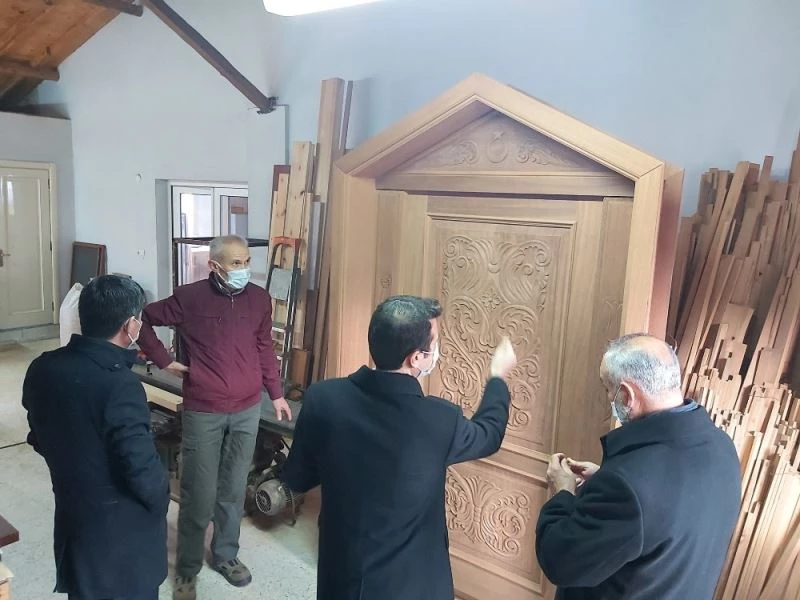 Abdullah Mihal Gazi Türbesinin kapısı tamamen el işçiliği ile yeniden yapılıyor
