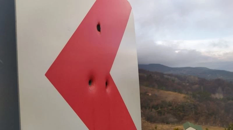 Yön levhaları hedef tahtası oldu
