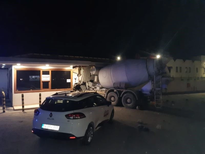 Mikser aracı güvenlik kulübesine çarptı

