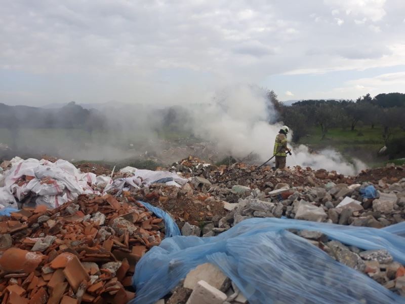 Burhaniye Pelitköy’de çöplük yangını
