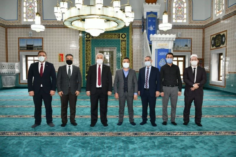 Vali Yıldırım, hayırsever işadamı tarafından restore ettirilen camiyi inceledi
