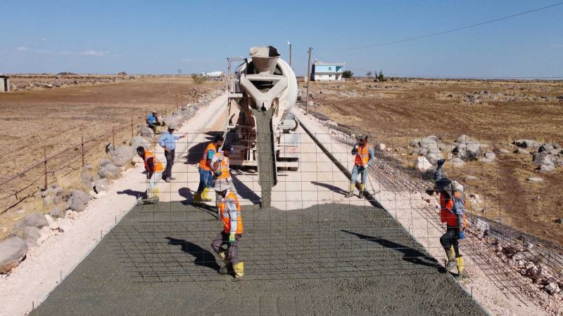 Hilvan’da çelik hasırlı beton yol çalışması
