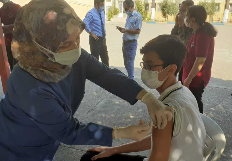 Okullarda aşı yapılan öğrenciler 15 dakika sonra derse katılabiliyor
